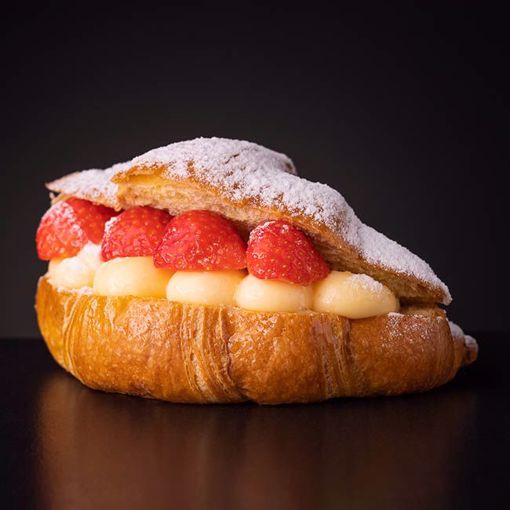 Afbeelding van Room Croissant met aardbeien en gele room