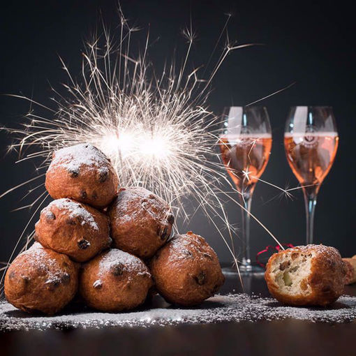 Afbeelding van 6 Oliebollen met rozijnen en stukjes appel