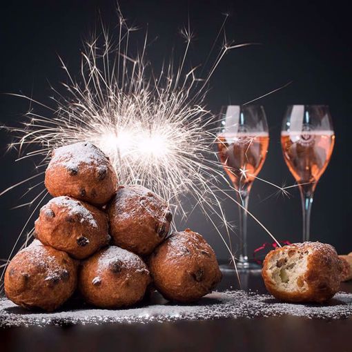 Afbeelding van Oliebol met rozijnen en stukjes appel